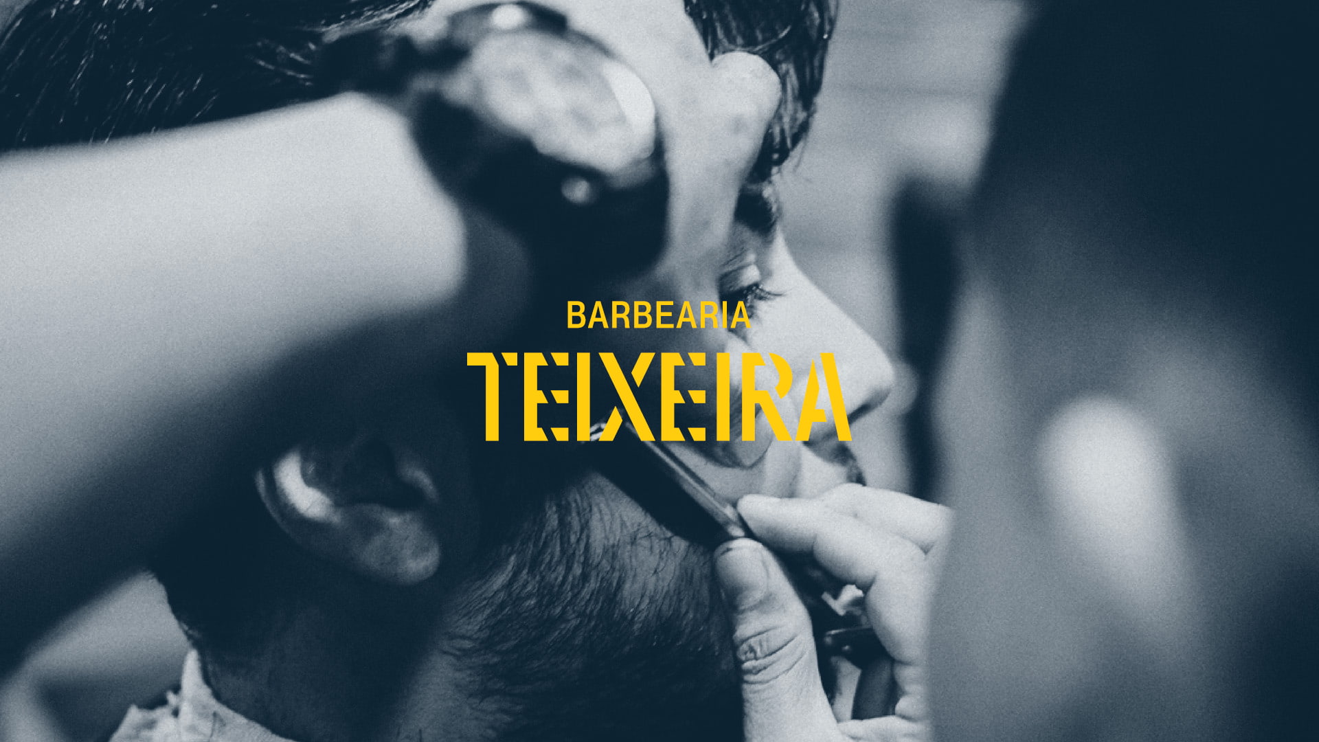 Logotipo Barbearia Teixeira sobre una foto el dueño cortando el pelo a un cliente