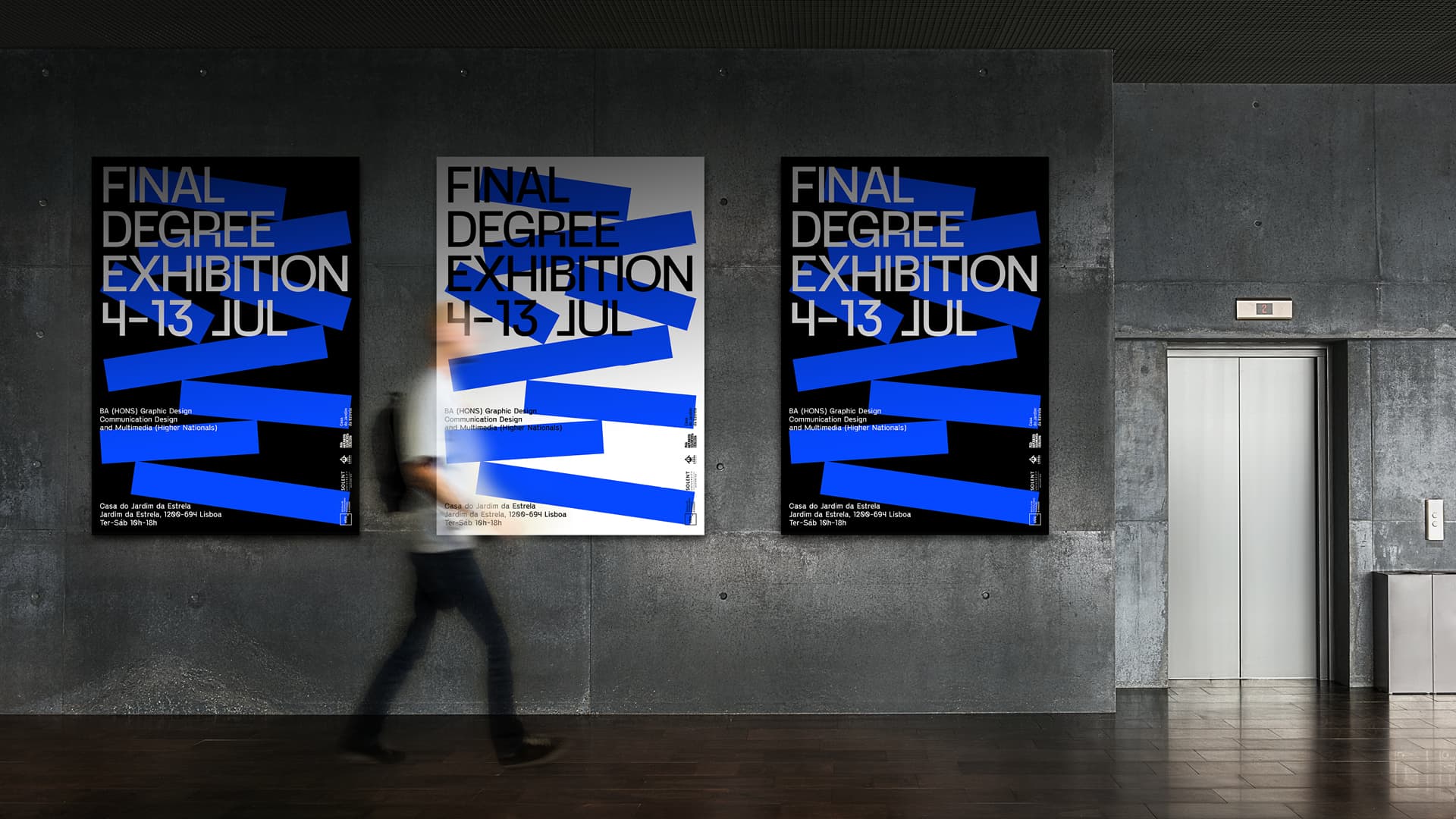 Mockup de tres carteles para la 'Final Degree Exhibition' (dos con fondo negro, uno blanco) expuestos en una pared de hormigón junto a un ascensor, con una persona desenfocada caminando.