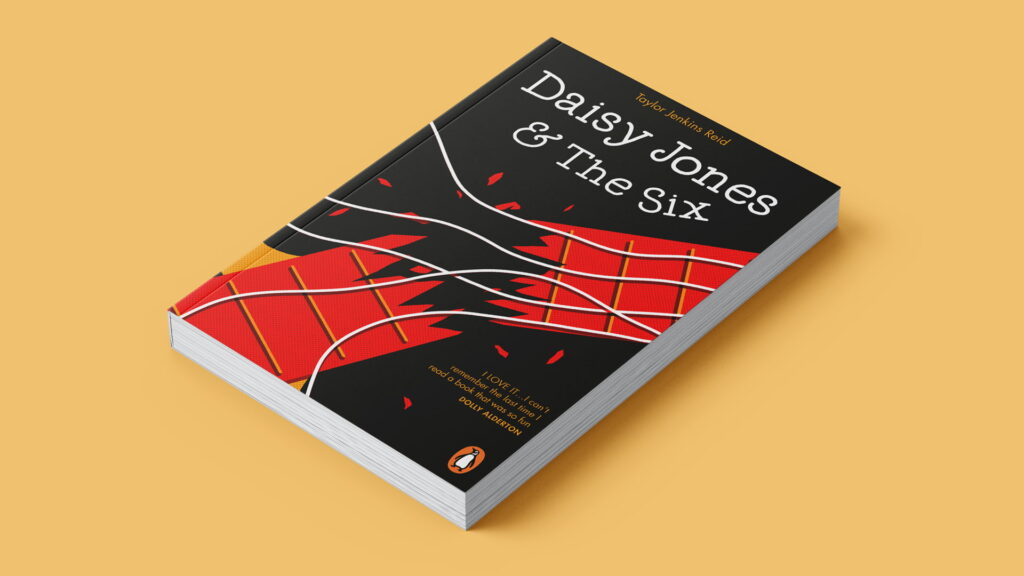 Mockup del libro 'Daisy Jones & The Six' de Taylor Jenkins Reid en perspectiva, destacando el diseño de portada con ilustración abstracta de guitarra y el logo de Penguin.