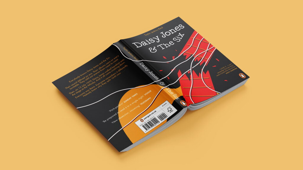 Mockup del libro 'Daisy Jones & The Six' abierto, mostrando el diseño completo de la sobrecubierta portada con ilustración de cuerdas de guitarra y contraportada con sinopsis y citas de prensa.