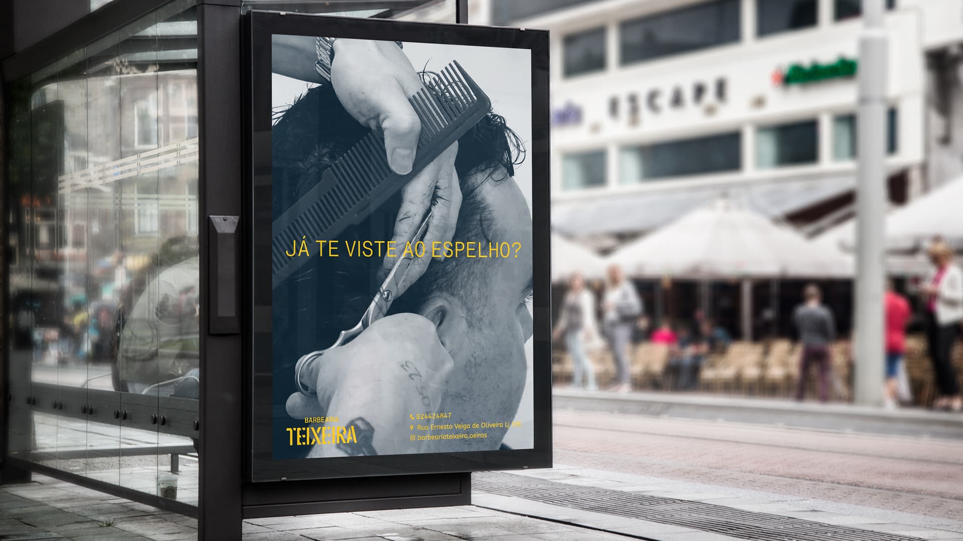 Mockup de cartel publicitario para Barbearia Teixeira en una parada de autobús, mostrando su nuevo diseño moderno en amarillo y azul oscuro con una frase g