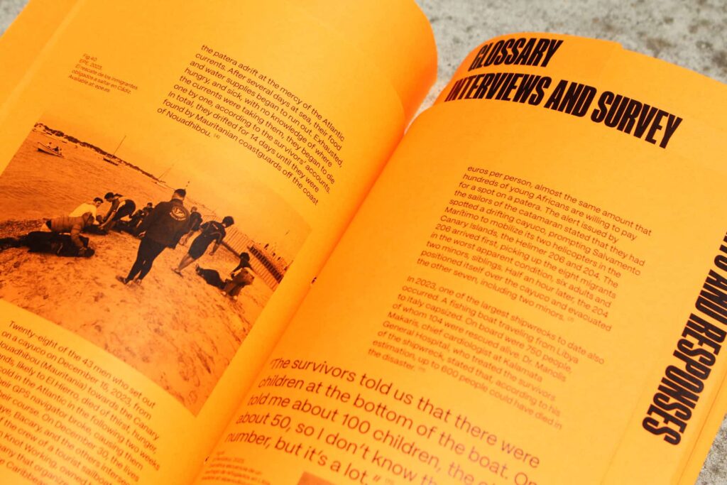 Otra vista interior del libro de investigación de 'The Spanish Dream', mostrando una página con fotografía en duotono de personas en una patera y diseño de texto sobre la migración en el Atlántico.