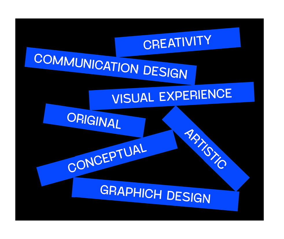 Parte trasera de la invitación para la 'Final Degree Exhibition' con tiras azules con palabras clave en blanco como 'Creativity', 'Communication Design' y 'Visual Experience'.