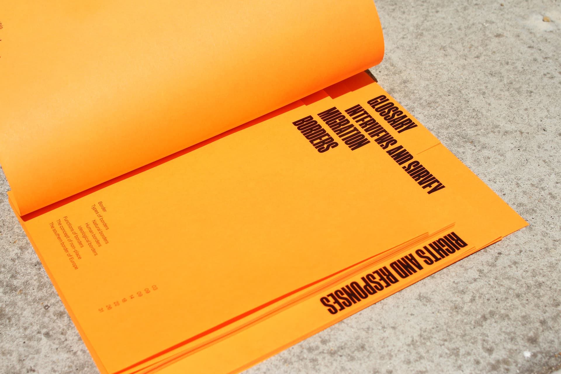 Página interior del libro de investigación del proyecto 'The Spanish Dream', mostrando secciones como 'Glosario, Entrevistas y Encuestas', 'Migración y Fronteras' y 'Derechos y Respuestas'.