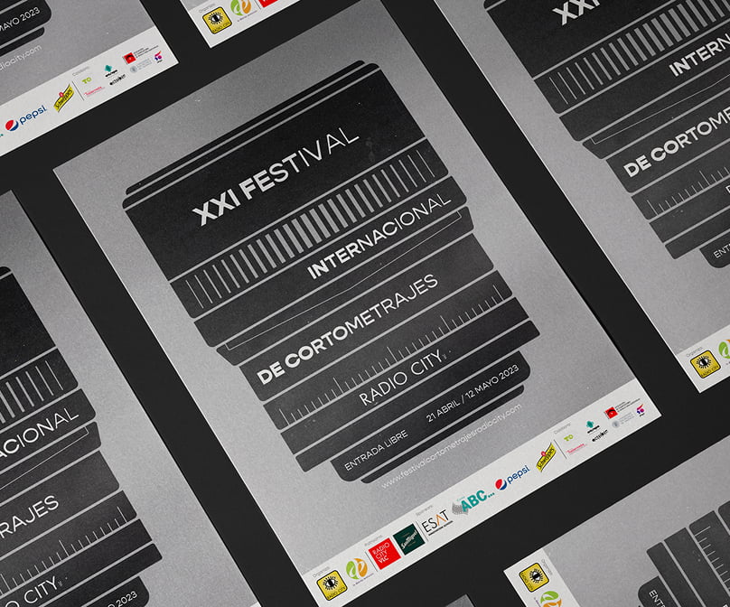 Composición de varios carteles del XXI Festival Internacional de Cortometrajes Radio City, diseño tipográfico apilado en escala de grises, vistos desde arriba