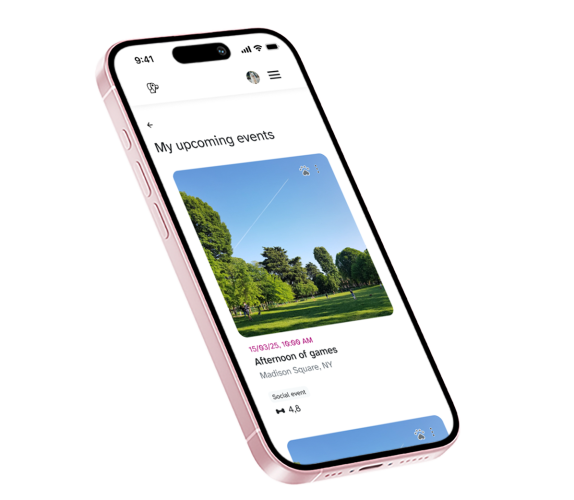 Mockup de un móvil con la web de PawPlay en la pantalla